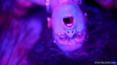 طفل يستمني أمام الكاميرا ويجلب نفسها إلى النشوة الجنسية.